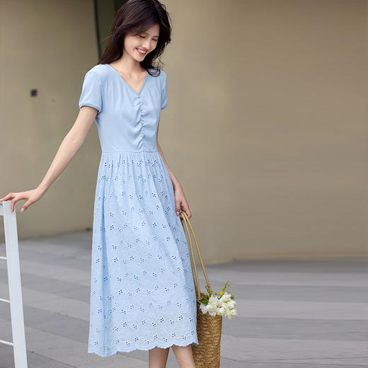 【专属特价】熙世界度假风镂空绣花V领连衣裙女夏季设计感短袖拼接假两件裙子 商品图4