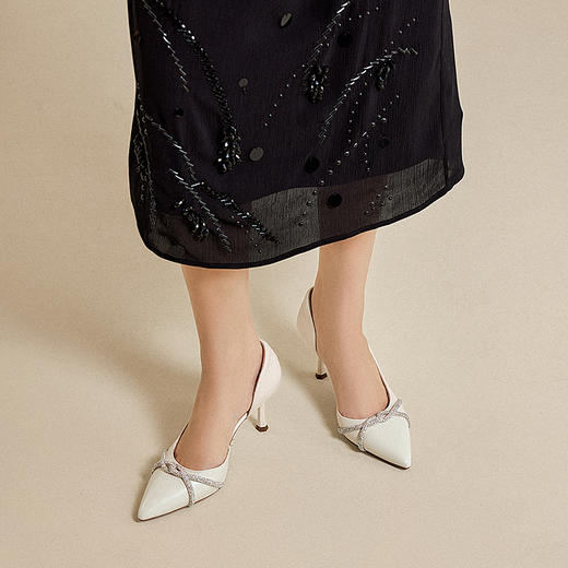 千百度中空半凉女款婚鞋宴会尖头浅口细高跟时装凉鞋A25257766 商品图1