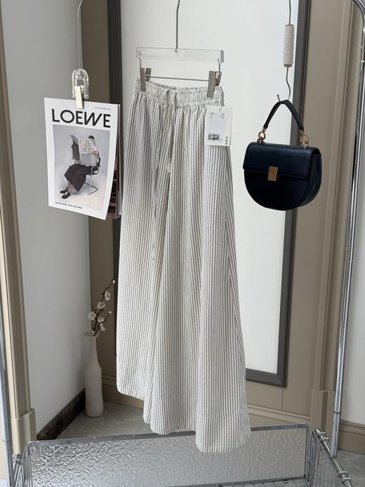 点此购买 北欧小众女士休闲版型松紧腰系带泡泡纱条纹阔腿裤裙裤 xj 322303 商品图5