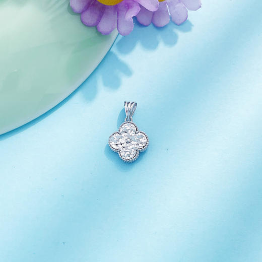 【限时8.8折】【线上铂金馆】PT950 #碎碎冰 【精品】铂金空心碎碎冰小幸福幸运四叶草吊坠（面宽约12.4*10.6mm)(BFPTDZ00020)预售产品下单后不退款不退货不换货不补差价) 商品图0