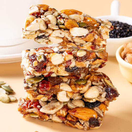 【黄芪党参八宝切糕】满满的坚果、籽类和果类，用料超丰富！一口下去，能尝到多种食材的不同口感，香甜又有嚼劲，越嚼越香。 商品图3