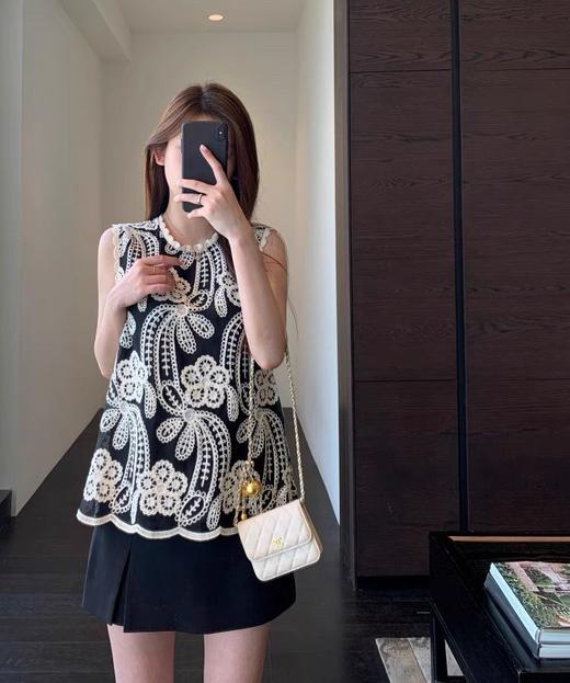 【立体刺绣精钩花上衣背心】无袖吊带一整个把松弛感拉满~重工刺绣邂逅黄金剪裁，阳光底下，蕾丝闪微光，走路带风的氛围感，随手拍都像电影截图，谁穿谁是人间富贵花 商品图3
