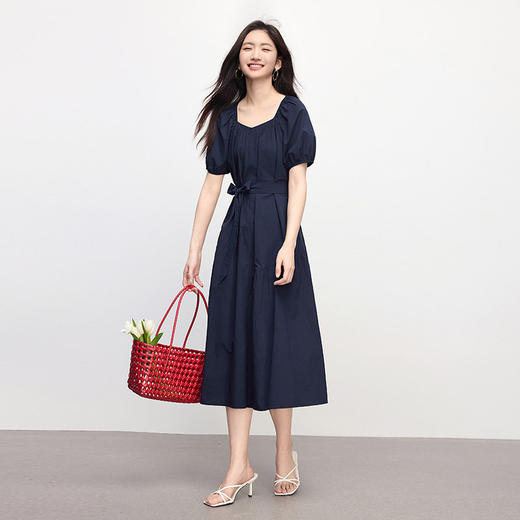 熙世界藏青色方领连衣裙女夏2025新款显通勤简约泡泡袖收腰中长裙 商品图4