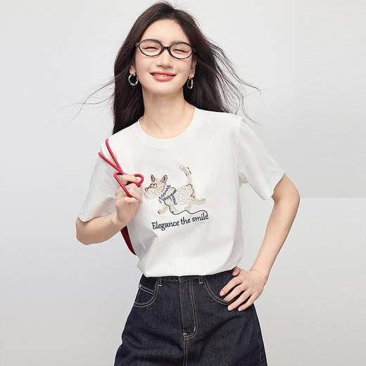 【专属特价】熙世界小狗t恤短袖女夏季2025新款休闲宽松刺绣圆领体恤正肩上衣 商品图4