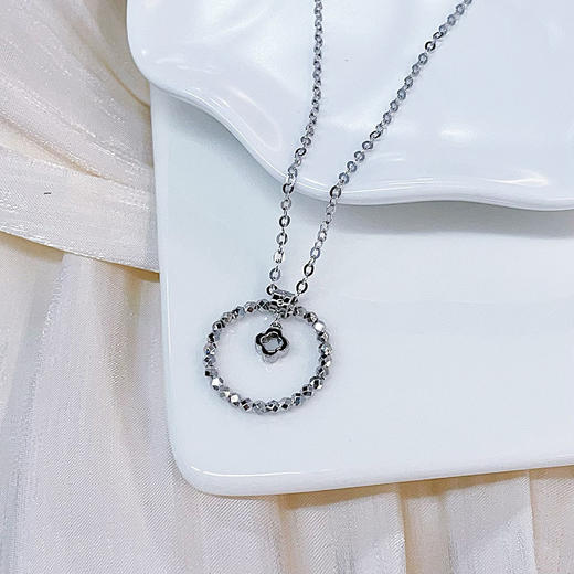 【限时8.8折】【线上铂金馆】PT950 【精品】铂金空心调节四叶草吊饰蹦迪珠圆环套链(BFPTTL00053)预售产品下单后不退款不退货不换货不补差价) 商品图1