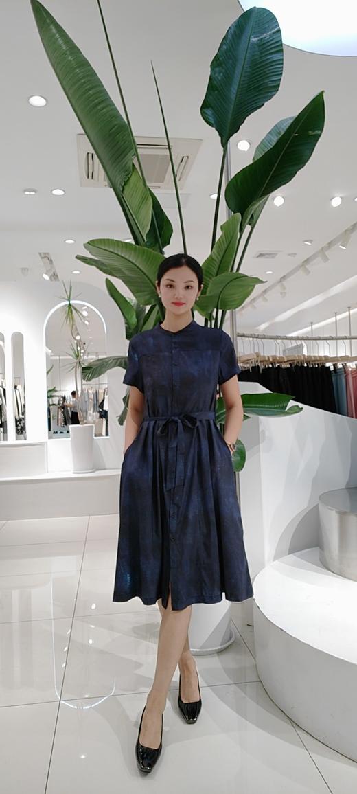 582878夏款上新 真丝仿牛仔扎染风开扣翻领连衣裙，端庄气质款，透气单层，透气不透光！ 商品图3