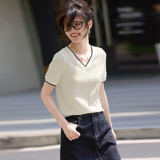 【专属特价】熙世界肌理感撞色V领T恤女士夏日新款法式设计感宽松显瘦短袖上衣 商品图4