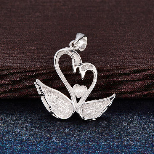 【限时8.8折】【线上铂金馆】PT950 【国际铂金协会】铂金爱心双天鹅吊坠(BDZ00075)预售产品下单后不退款不退货不换货不补差价) 商品图1