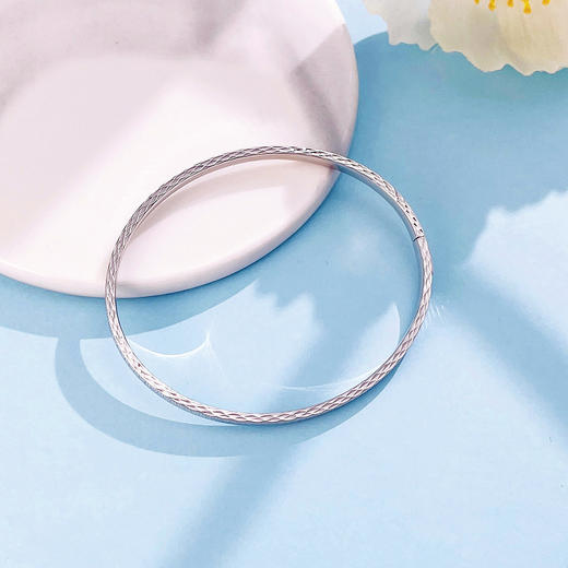 【限时8.8折】【线上铂金馆】PT950 【精品】铂金空心开口手镯龙鳞CNC车花卡扣手镯（面宽约2.9-3.3mm，厚约1.7mm)(BFPTSZ00001)预售产品下单后不退款不退货不换货不补差价) 商品图1