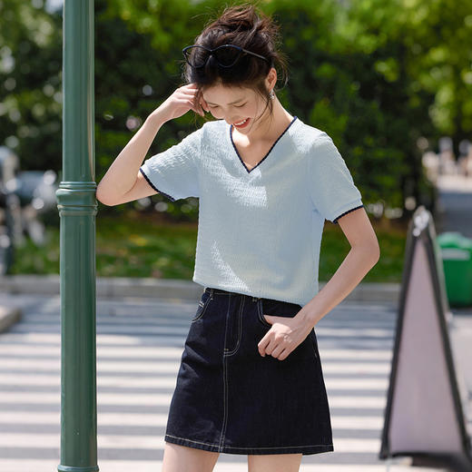 【专属特价】熙世界肌理感撞色V领T恤女士夏日新款法式设计感宽松显瘦短袖上衣 商品图3