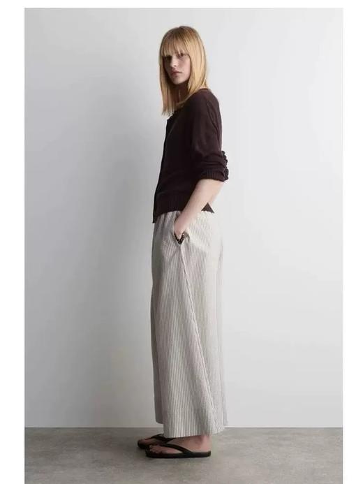 点此购买 北欧小众女士休闲版型松紧腰系带泡泡纱条纹阔腿裤裙裤 xj 322303 商品图1