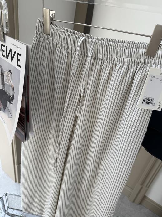 点此购买 北欧小众女士休闲版型松紧腰系带泡泡纱条纹阔腿裤裙裤 xj 322303 商品图9