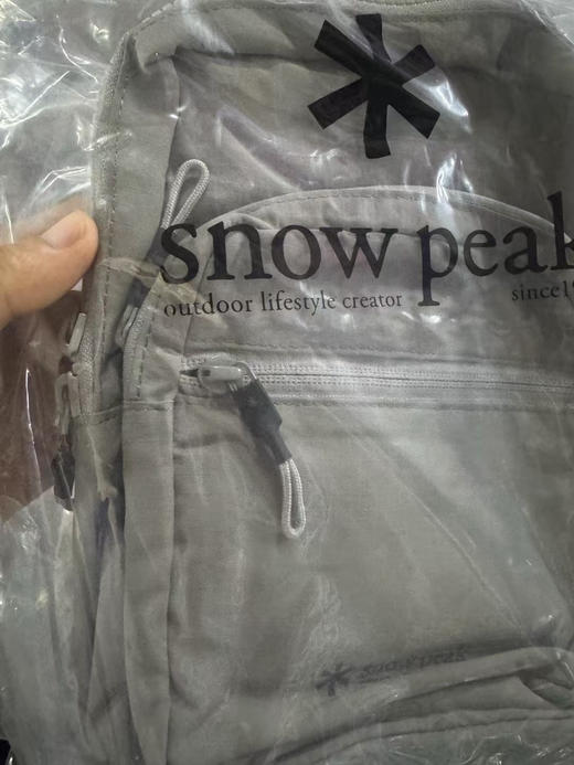 韩单正品 SnowPeak 25款男女通用5L尼龙单肩包斜挎包
尺寸17.5*7.5*26
四个颜色：
黑色/灰色/绿色/灰白色

原价99000韩元 商品图4