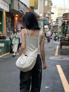 代工直出❗【lulu家新款牛角包🥐】超轻超能装！男生女生都好背❗️凹造型➕解放双手神器😎随意慵懒风