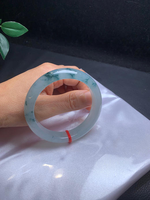 620310，56.7冰底飘花手镯，冰底，一半清新白底，一般清新蓝花，花色灵动，整体清爽秀气 ，很有特色 商品图5