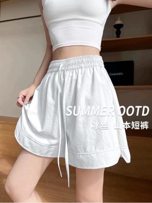 💥日系感拉满的【伊泺杉冰丝开衩山本短裤】😎主打简约实穿😌面料亲肤，有廓形感 🌈喜欢随性自然的女生闭眼入，属于万物皆可搭的帅气单品 商品图0