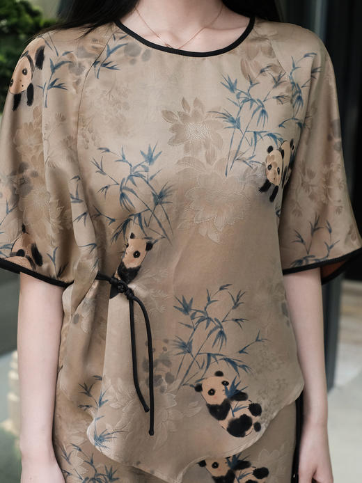 盛唐婧| 香云纱印花熊猫抱竹圆领不规则下摆上衣 商品图1