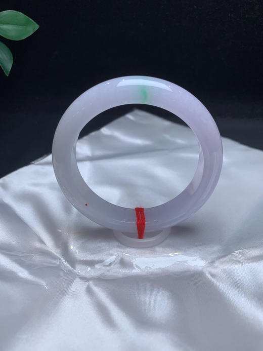 620306，54.8淡春彩手镯，整圈带淡淡的紫，底妆均匀细腻，有二处特色撒金，干净清爽 商品图2