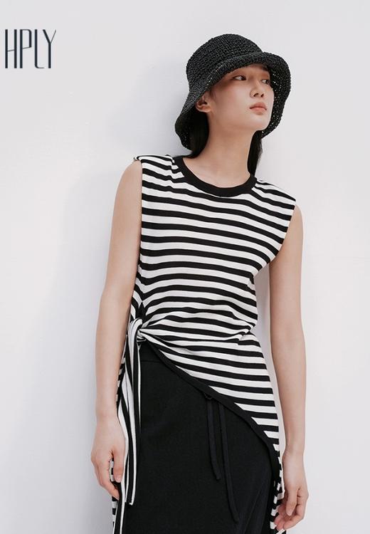 【大都会】HPLY荷比俪2025夏新款女圆领垫肩不规则下摆针织衫 商品图3