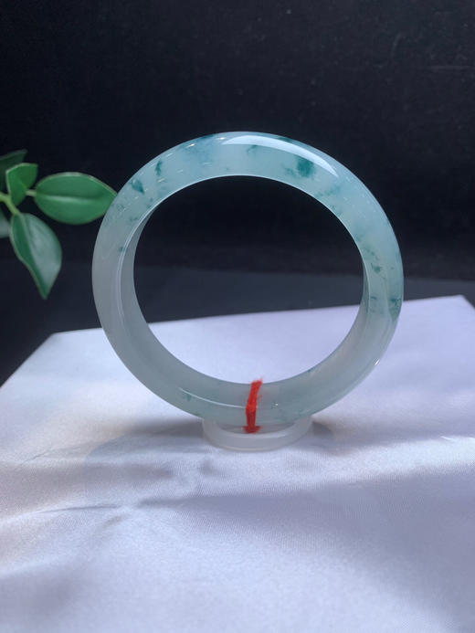 620310，56.7冰底飘花手镯，冰底，一半清新白底，一般清新蓝花，花色灵动，整体清爽秀气 ，很有特色 商品图0