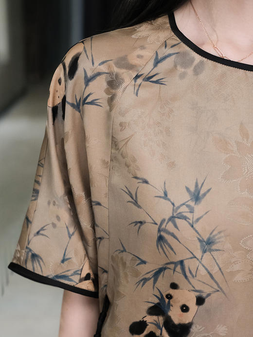 盛唐婧| 香云纱印花熊猫抱竹圆领不规则下摆上衣 商品图2