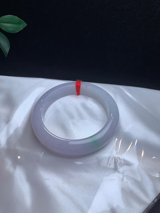 620306，54.8淡春彩手镯，整圈带淡淡的紫，底妆均匀细腻，有二处特色撒金，干净清爽 商品图4