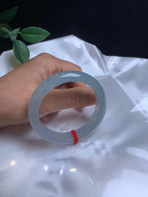 620308，55.5 冰飘花手镯，冰底飘清新细碎的花色，白底的地方起光了，干净秀气， 底妆很均匀 商品图5