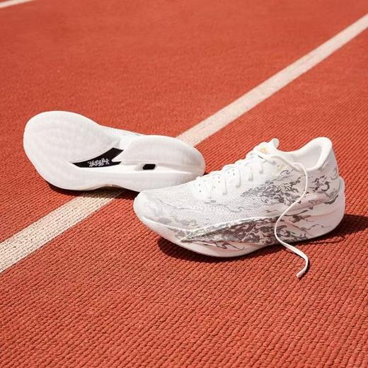 Anta安踏 C202 6.0 “拨云见日” 舒适时尚 潮流防滑耐磨 低帮竞速跑步鞋男款112535575 商品图3