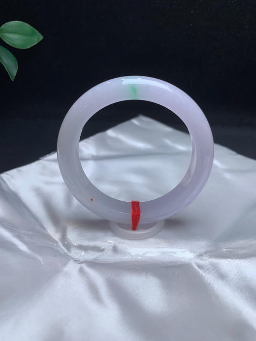 620306，54.8淡春彩手镯，整圈带淡淡的紫，底妆均匀细腻，有二处特色撒金，干净清爽 商品图1