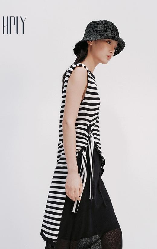 【大都会】HPLY荷比俪2025夏新款女圆领垫肩不规则下摆针织衫 商品图1