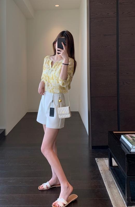 超显白小V领钻链时髦氛围感亚麻印花显瘦薄衫 商品图6