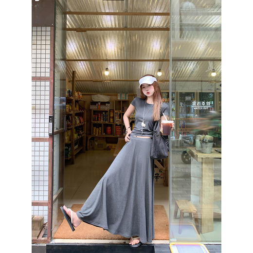 <曾小咸推荐>现货秒杀！卖完不补 ！微信打折价！高级感纯色修身简约T恤 日常99.99 立减60 秒杀39.99！半身裙139.99 日常 立减80 秒杀59.99！ 商品图4