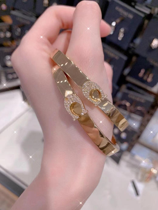 ¥420🇺🇸又一个爱马仕同款横空出世～Coach珐琅磁扣手镯💫C字都是水晶镶嵌🤩满钻设计太闪啦〰️ 商品图1