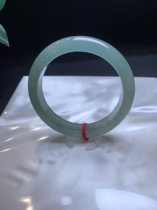 620309，56冰晴底手镯，种水冰透，整条带底色，有光感，整体底子均匀完美 商品图2