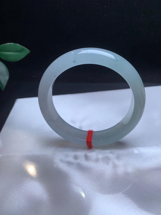 620308，55.5 冰飘花手镯，冰底飘清新细碎的花色，白底的地方起光了，干净秀气， 底妆很均匀 商品图0