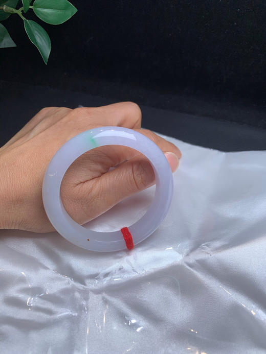 620306，54.8淡春彩手镯，整圈带淡淡的紫，底妆均匀细腻，有二处特色撒金，干净清爽 商品图5