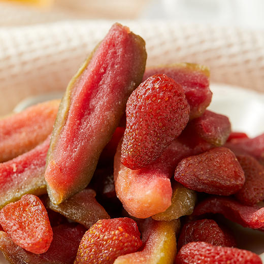 草莓芭乐干 | 丹东草莓+红心芭乐干 低温烘焙工艺 锁住水果原始香甜 口感软糯有嚼劲 清香酸甜糯糯叽叽 一口沦陷 商品图4