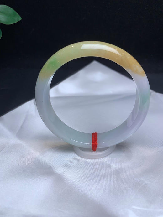 620304，58黄加绿正圈手镯，黄翡飘些清新绿，局部还透些浅紫 商品图1