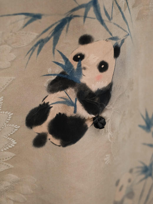 盛唐婧| 香云纱印花熊猫抱竹圆领不规则下摆上衣 商品图3