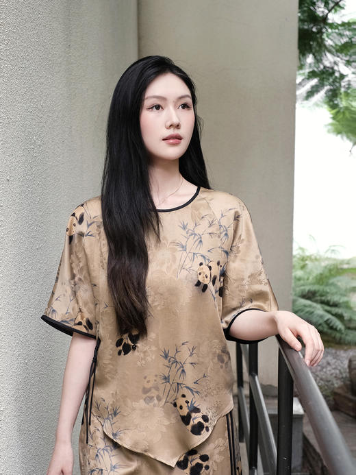 盛唐婧| 香云纱印花熊猫抱竹圆领不规则下摆上衣 商品图0