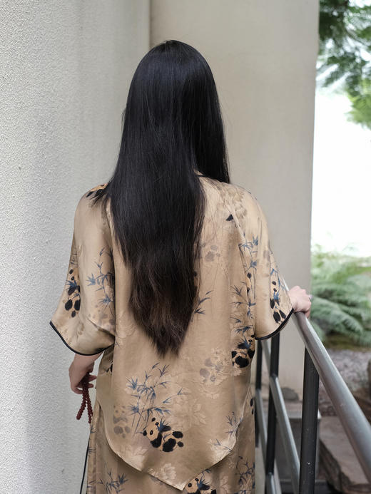 盛唐婧| 香云纱印花熊猫抱竹圆领不规则下摆上衣 商品图8