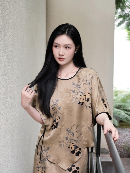 盛唐婧| 香云纱印花熊猫抱竹圆领不规则下摆上衣 商品图4