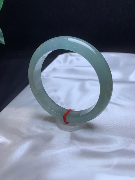 620309，56冰晴底手镯，种水冰透，整条带底色，有光感，整体底子均匀完美 商品图1