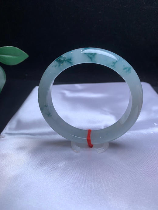 620310，56.7冰底飘花手镯，冰底，一半清新白底，一般清新蓝花，花色灵动，整体清爽秀气 ，很有特色 商品图3