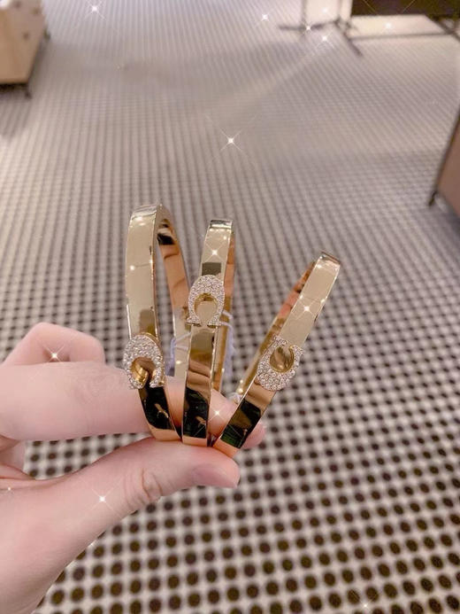 ¥420🇺🇸又一个爱马仕同款横空出世～Coach珐琅磁扣手镯💫C字都是水晶镶嵌🤩满钻设计太闪啦〰️ 商品图0