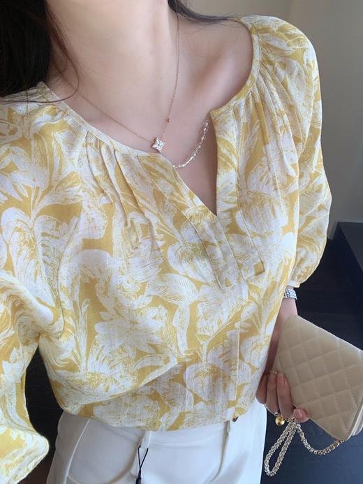 超显白小V领钻链时髦氛围感亚麻印花显瘦薄衫 商品图13