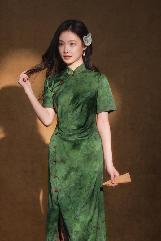 逸红颜明月优选「间寻」🔥19周年店庆宠粉价🔥典雅叠褶侧开衩小鱼尾旗袍，缎面提花，红绿故宫色 商品图2