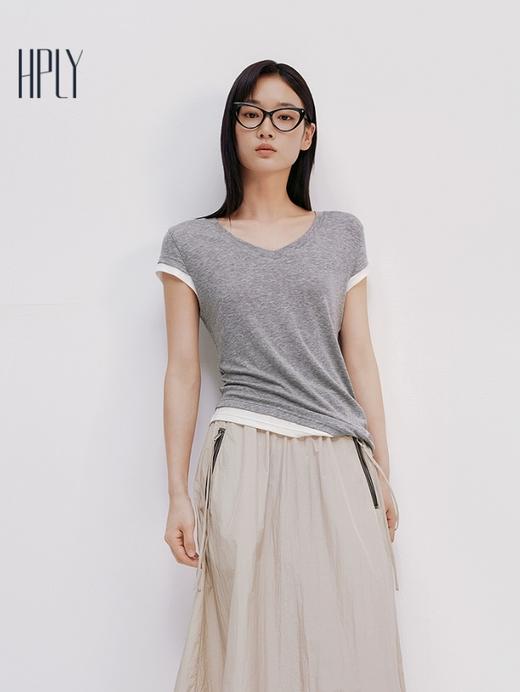 【大都会】轻氧系列 HPLY荷比俪2025夏新款女含绵v领假两件不规则下摆t恤 商品图0