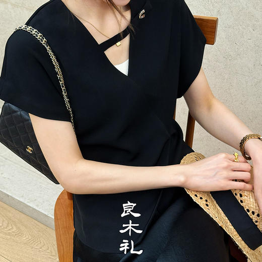 【预售7天】良木礼醋酸V领上衣（250366） 商品图5