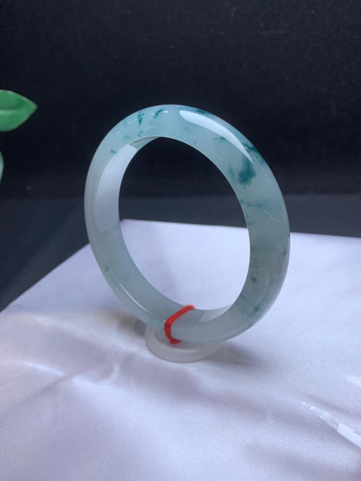 620310，56.7冰底飘花手镯，冰底，一半清新白底，一般清新蓝花，花色灵动，整体清爽秀气 ，很有特色 商品图1